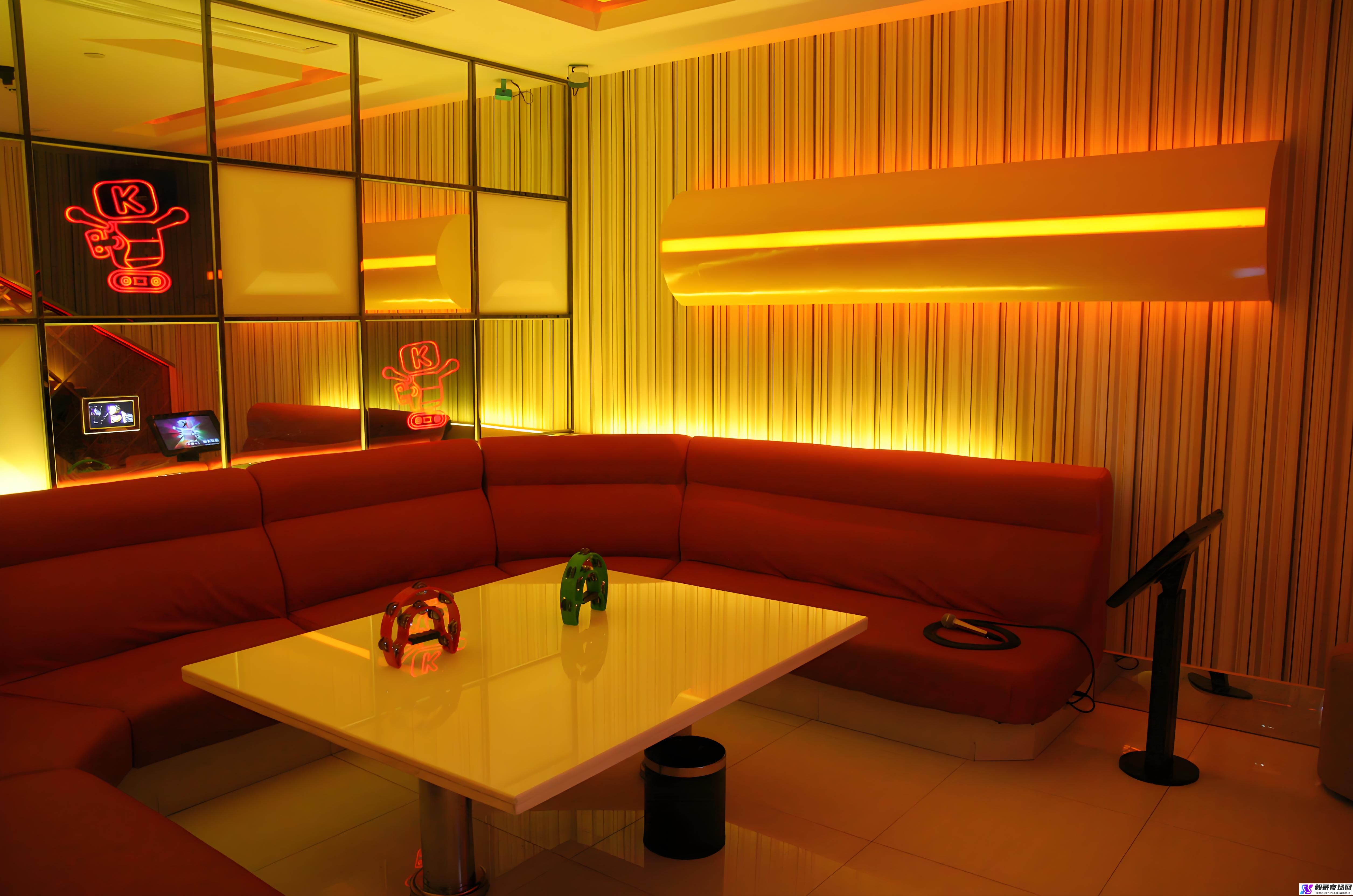 KTV服务员招聘：日结400元，轻松赚取高薪